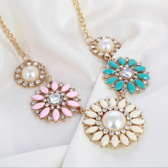 $2 FLORAL NECKLACE. NEW. $2 WITH ANY $10 ORDER OR MORE - Picture 3 of 13